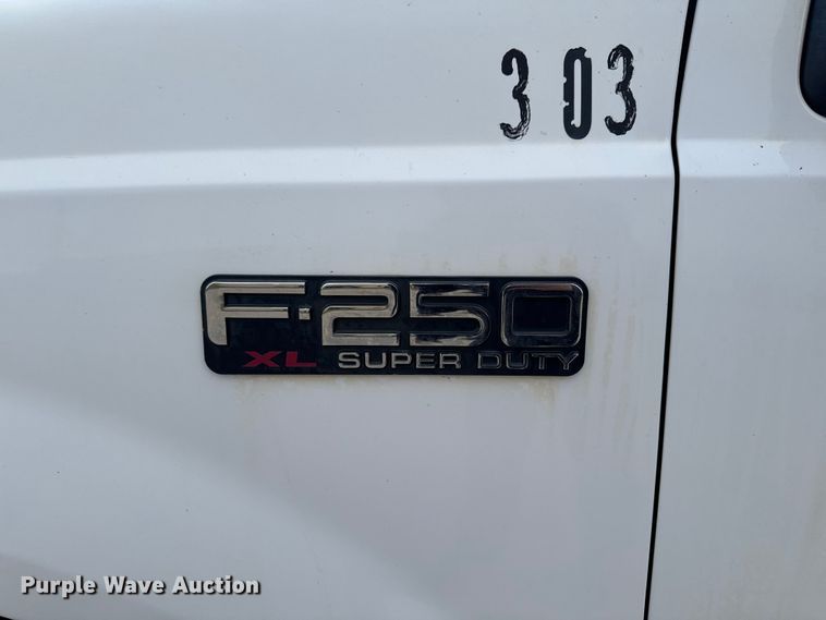 image for item EQ5005 2004 Ford F250 Super Duty Ext. Cab pickup truck cab and chassis