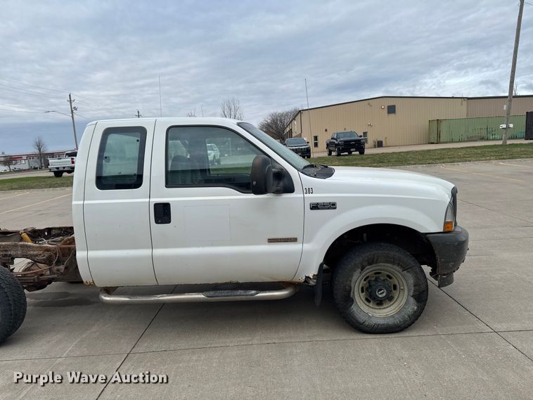 image for item EQ5005 2004 Ford F250 Super Duty Ext. Cab pickup truck cab and chassis