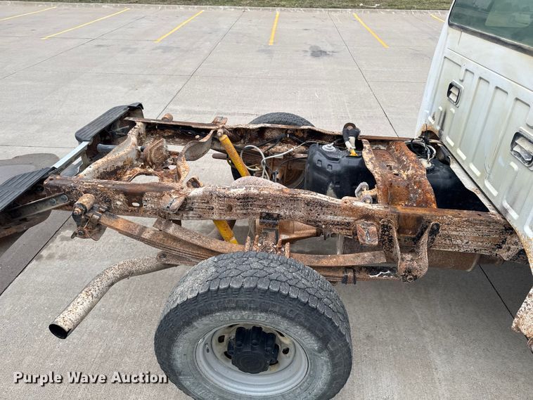 image for item EQ5005 2004 Ford F250 Super Duty Ext. Cab pickup truck cab and chassis