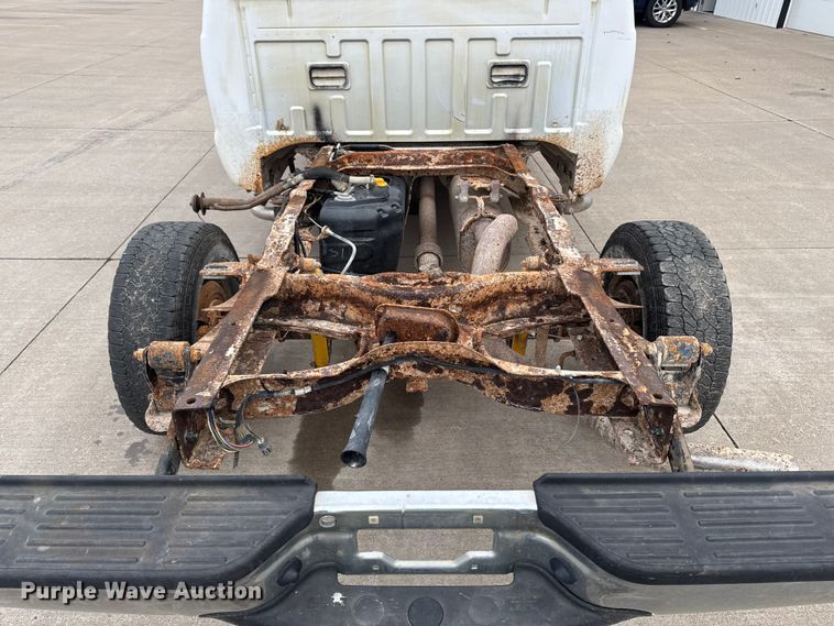 image for item EQ5005 2004 Ford F250 Super Duty Ext. Cab pickup truck cab and chassis
