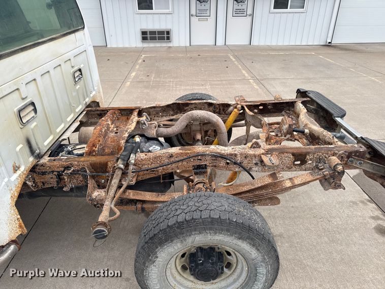 image for item EQ5005 2004 Ford F250 Super Duty Ext. Cab pickup truck cab and chassis