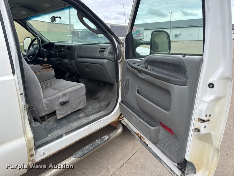 image for item EQ5005 2004 Ford F250 Super Duty Ext. Cab pickup truck cab and chassis