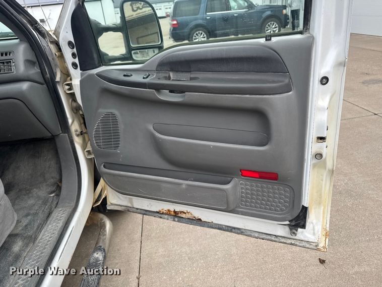 image for item EQ5005 2004 Ford F250 Super Duty Ext. Cab pickup truck cab and chassis