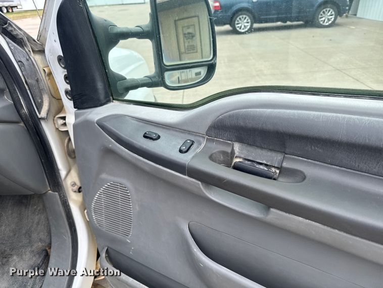 image for item EQ5005 2004 Ford F250 Super Duty Ext. Cab pickup truck cab and chassis