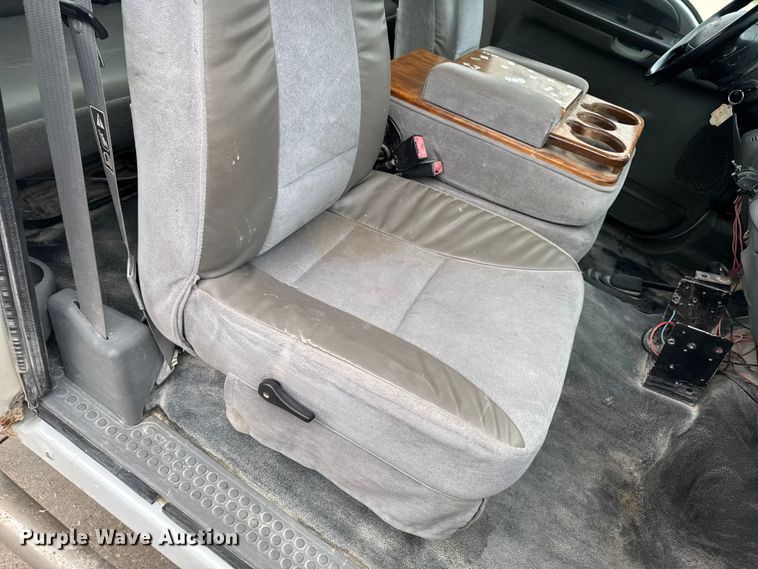 image for item EQ5005 2004 Ford F250 Super Duty Ext. Cab pickup truck cab and chassis