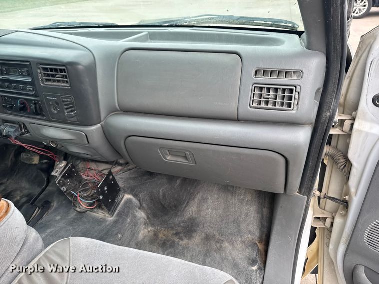 image for item EQ5005 2004 Ford F250 Super Duty Ext. Cab pickup truck cab and chassis