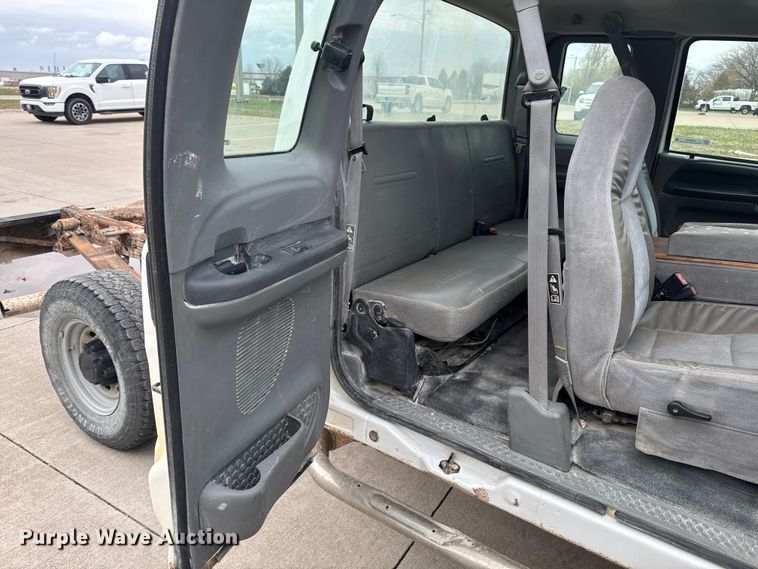 image for item EQ5005 2004 Ford F250 Super Duty Ext. Cab pickup truck cab and chassis