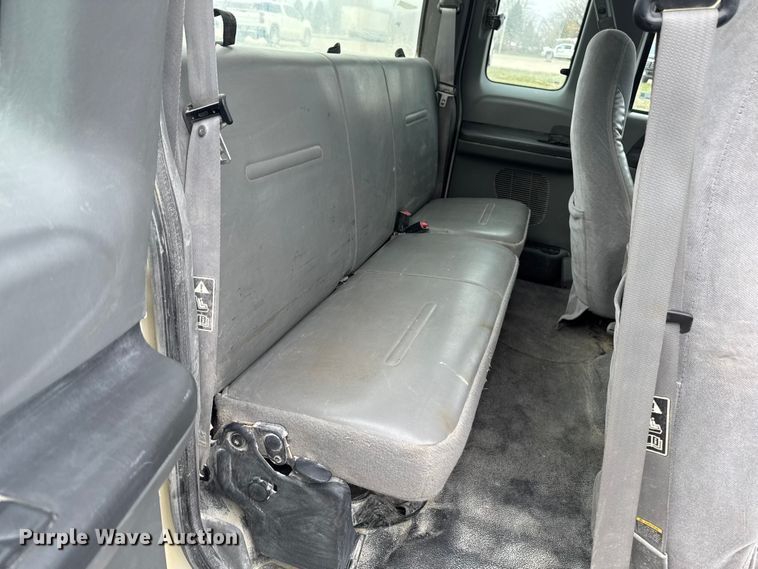 image for item EQ5005 2004 Ford F250 Super Duty Ext. Cab pickup truck cab and chassis