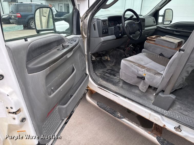 image for item EQ5005 2004 Ford F250 Super Duty Ext. Cab pickup truck cab and chassis