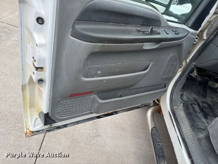 image for item EQ5005 2004 Ford F250 Super Duty Ext. Cab pickup truck cab and chassis
