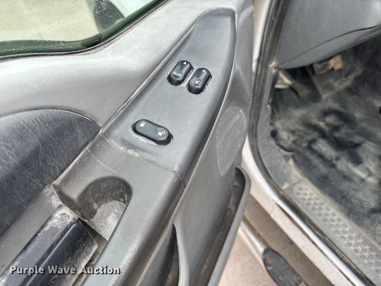 image for item EQ5005 2004 Ford F250 Super Duty Ext. Cab pickup truck cab and chassis