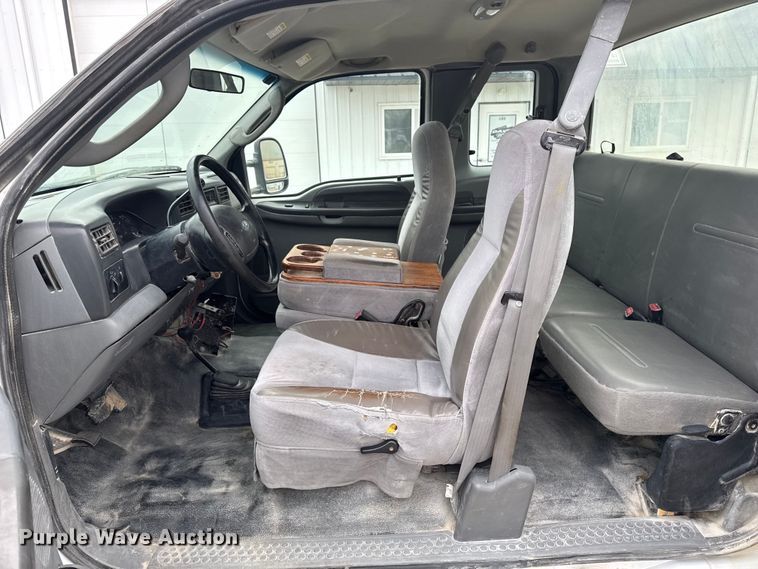 image for item EQ5005 2004 Ford F250 Super Duty Ext. Cab pickup truck cab and chassis