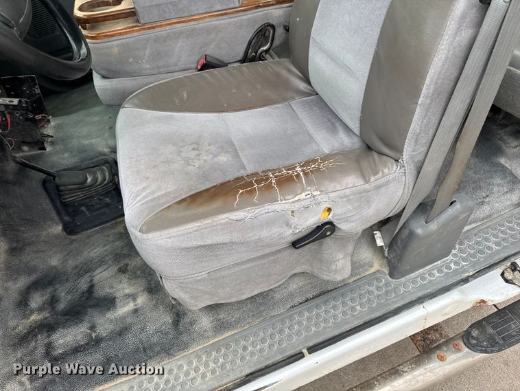 image for item EQ5005 2004 Ford F250 Super Duty Ext. Cab pickup truck cab and chassis
