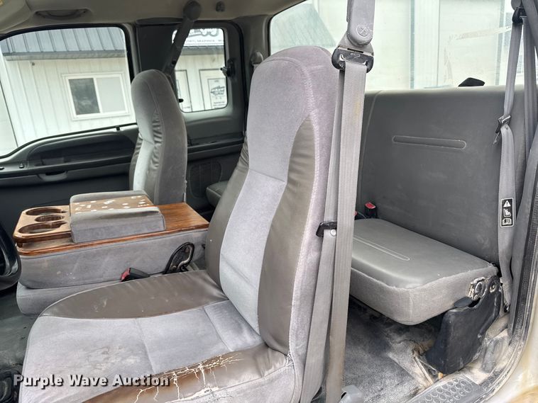 image for item EQ5005 2004 Ford F250 Super Duty Ext. Cab pickup truck cab and chassis