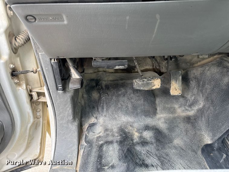image for item EQ5005 2004 Ford F250 Super Duty Ext. Cab pickup truck cab and chassis