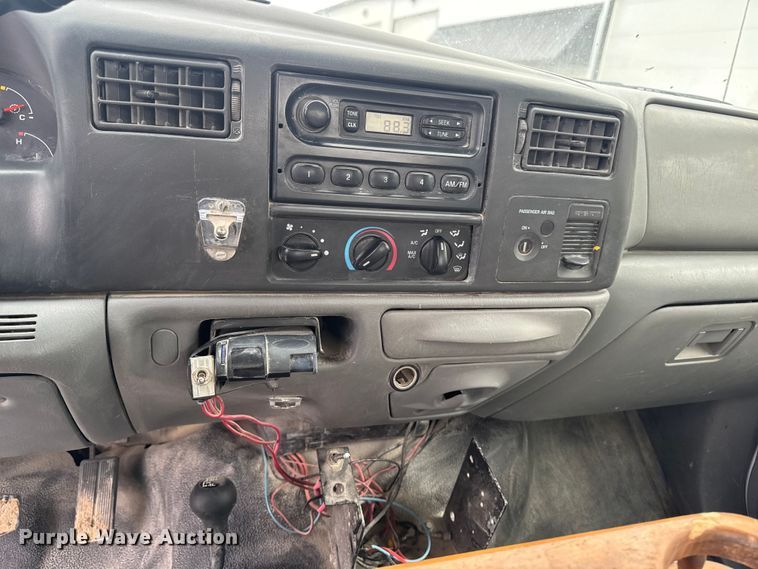 image for item EQ5005 2004 Ford F250 Super Duty Ext. Cab pickup truck cab and chassis