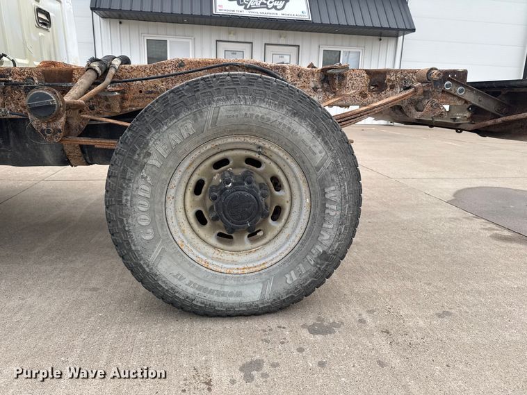 image for item EQ5005 2004 Ford F250 Super Duty Ext. Cab pickup truck cab and chassis