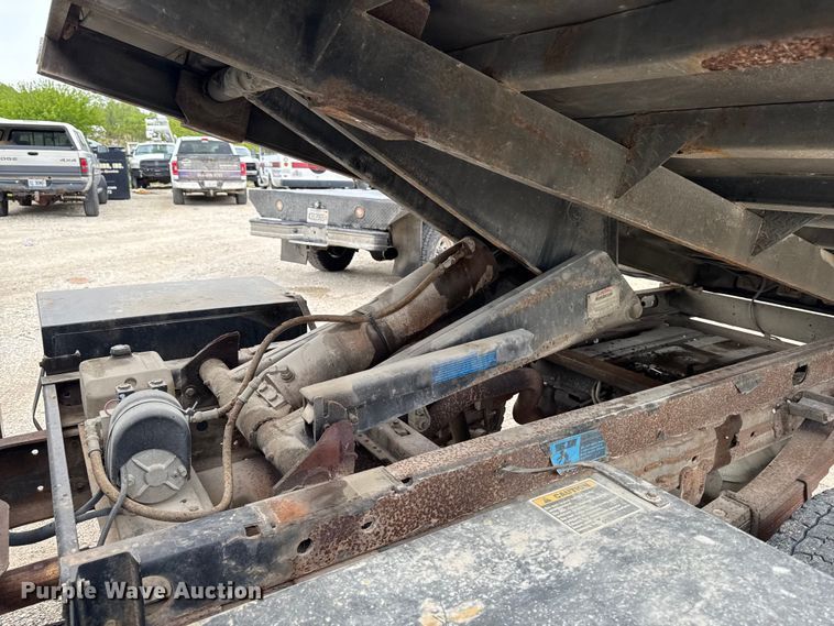 image for item ER0494 2004 Ford F550 Super Duty Crew Cab dump truck