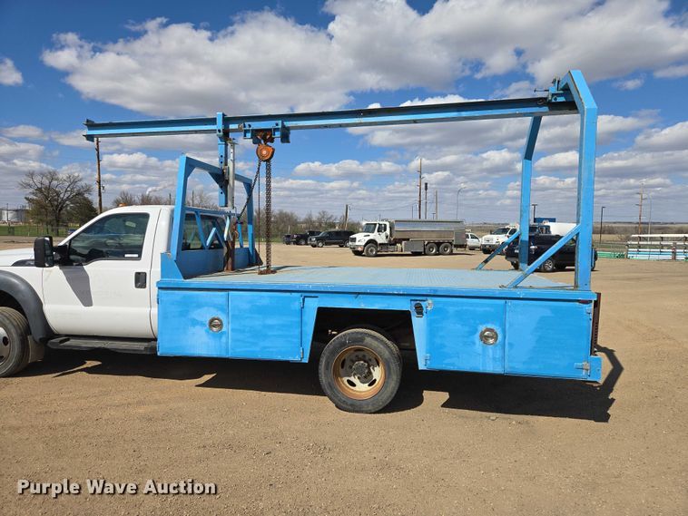 image for item ER1556 2014 Ford F-550 flatbed truck