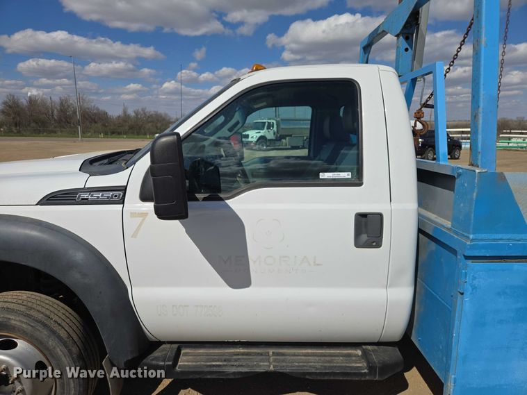 image for item ER1556 2014 Ford F-550 flatbed truck