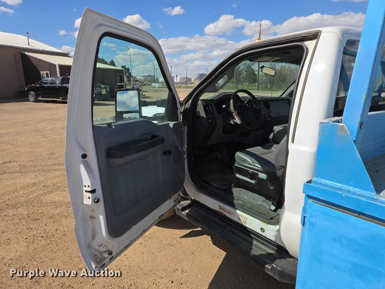 image for item ER1556 2014 Ford F-550 flatbed truck