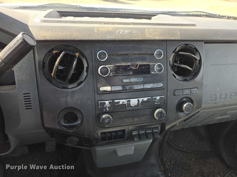 image for item ER1556 2014 Ford F-550 flatbed truck