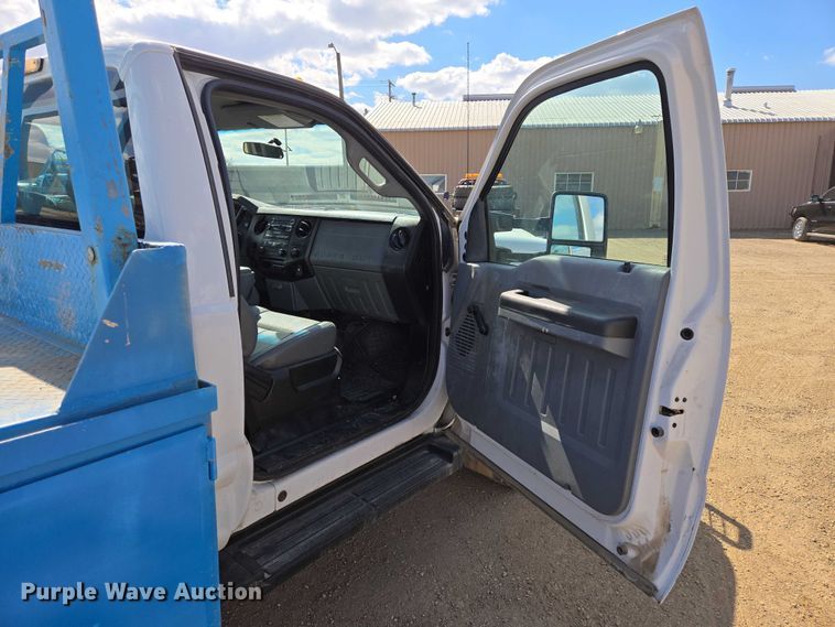 image for item ER1556 2014 Ford F-550 flatbed truck