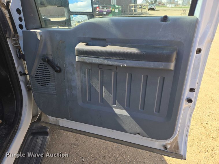 image for item ER1556 2014 Ford F-550 flatbed truck