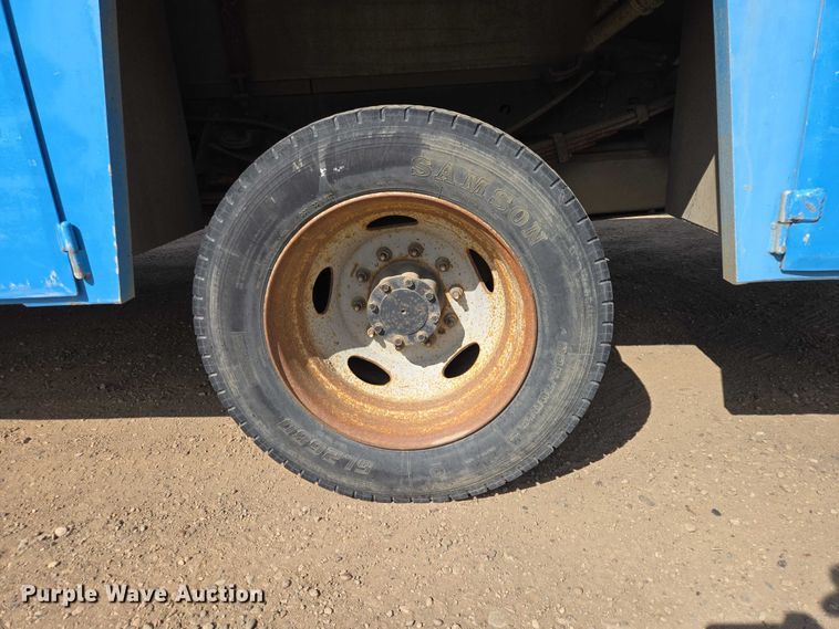 image for item ER1556 2014 Ford F-550 flatbed truck