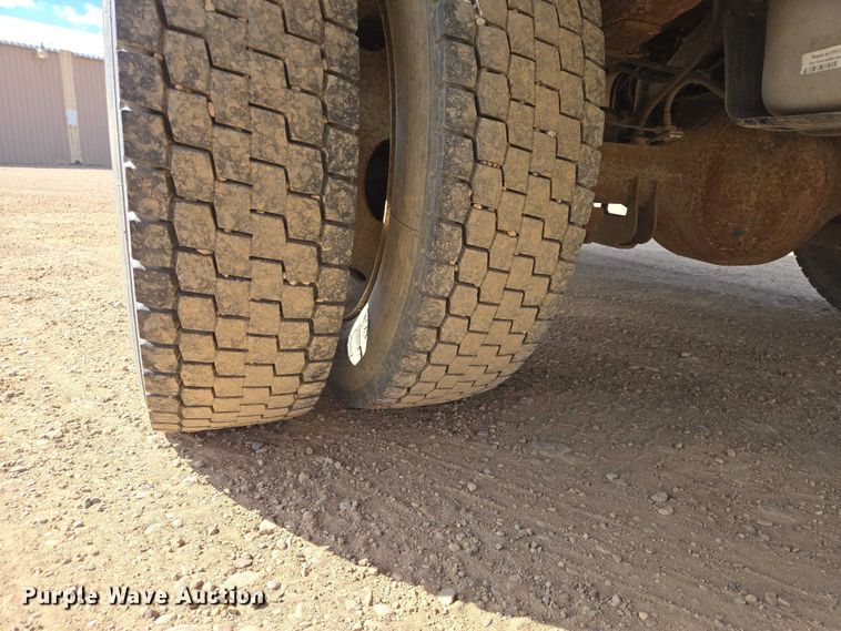 image for item ER1556 2014 Ford F-550 flatbed truck