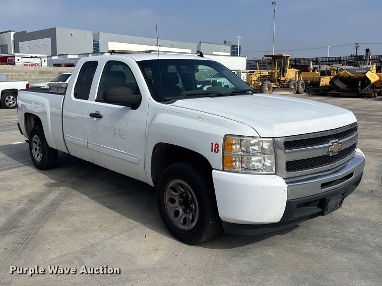 image for item ER7592 2010 Chevrolet Silverado 1500 Ext. Cab pickup truck