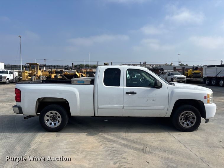 image for item ER7592 2010 Chevrolet Silverado 1500 Ext. Cab pickup truck