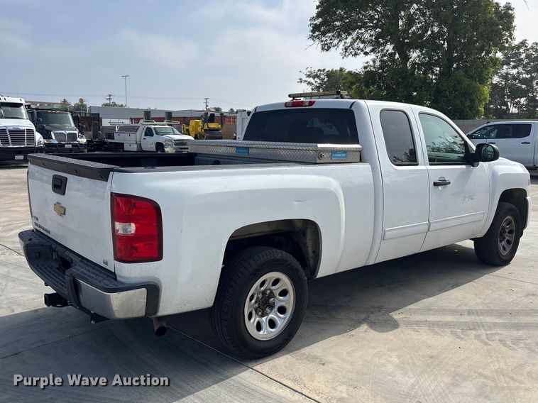 image for item ER7592 2010 Chevrolet Silverado 1500 Ext. Cab pickup truck