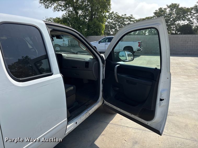 image for item ER7592 2010 Chevrolet Silverado 1500 Ext. Cab pickup truck