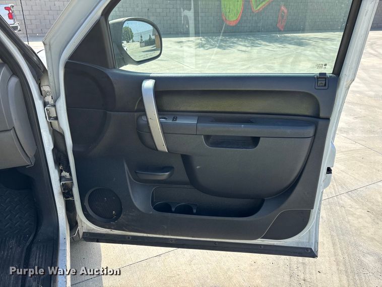 image for item ER7592 2010 Chevrolet Silverado 1500 Ext. Cab pickup truck
