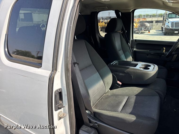 image for item ER7592 2010 Chevrolet Silverado 1500 Ext. Cab pickup truck