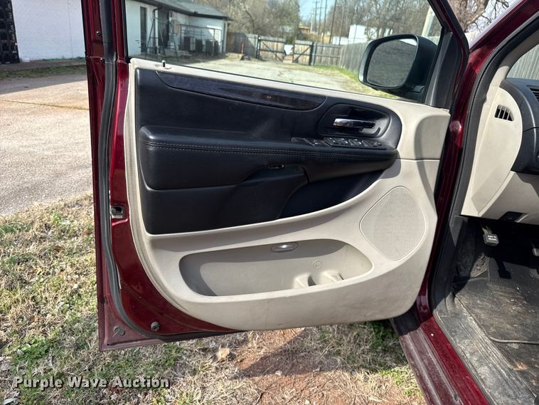 image for item ES5927 2019 Dodge Grand Caravan handicap accessible van