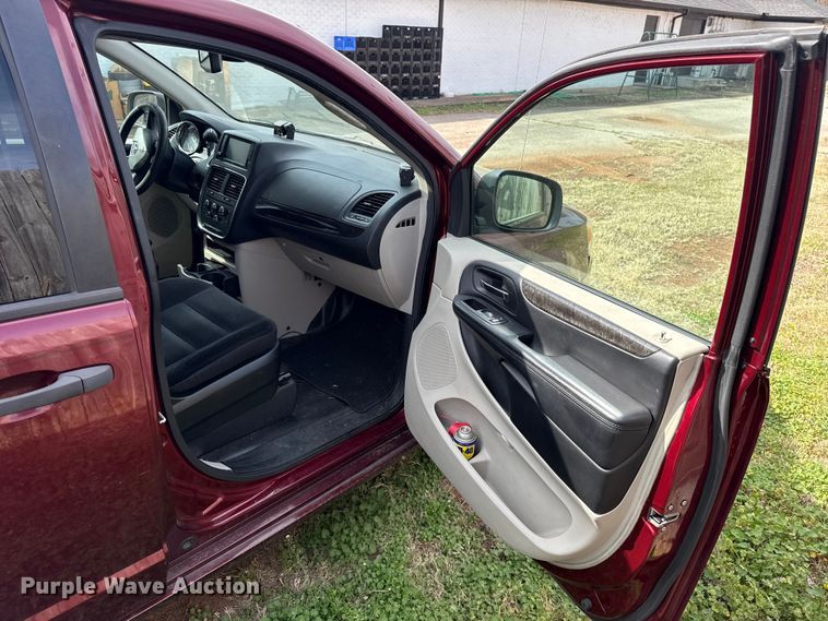 image for item ES5927 2019 Dodge Grand Caravan handicap accessible van