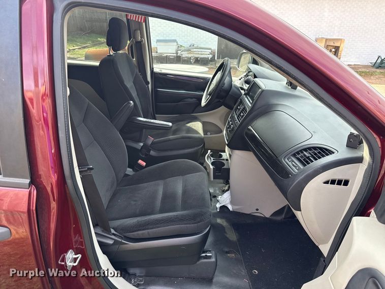 image for item ES5927 2019 Dodge Grand Caravan handicap accessible van