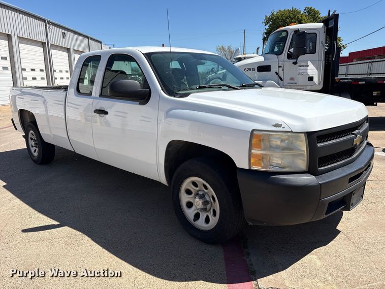 image for item ES8710 2011 Chevrolet Silverado 1500 Ext. Cab pickup truck