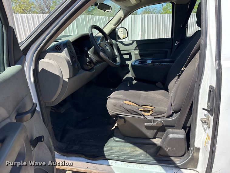 image for item ES8710 2011 Chevrolet Silverado 1500 Ext. Cab pickup truck
