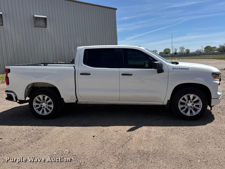 image for item ET1908 2022 Chevrolet Silverado 1500 Crew Cab pickup truck