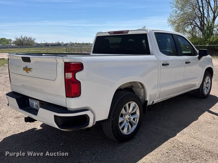 image for item ET1908 2022 Chevrolet Silverado 1500 Crew Cab pickup truck