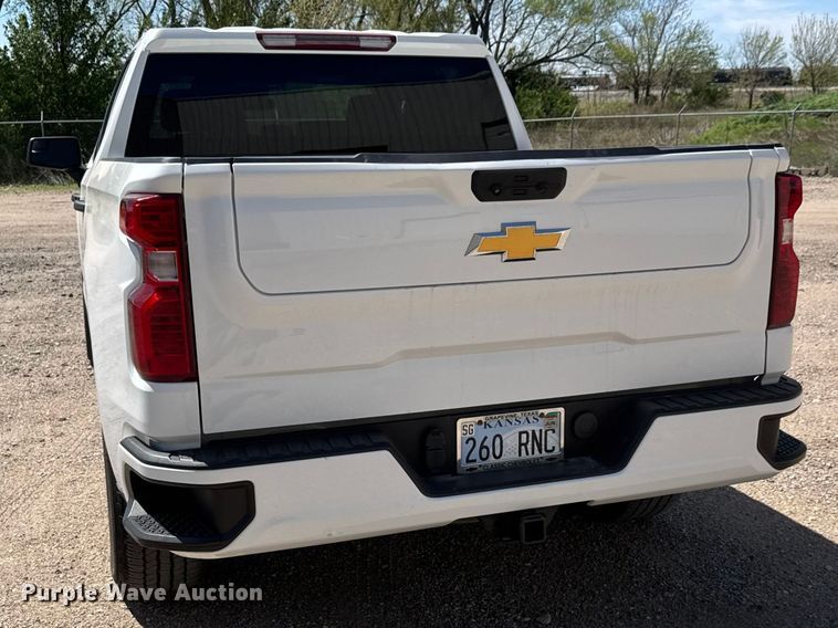 image for item ET1908 2022 Chevrolet Silverado 1500 Crew Cab pickup truck