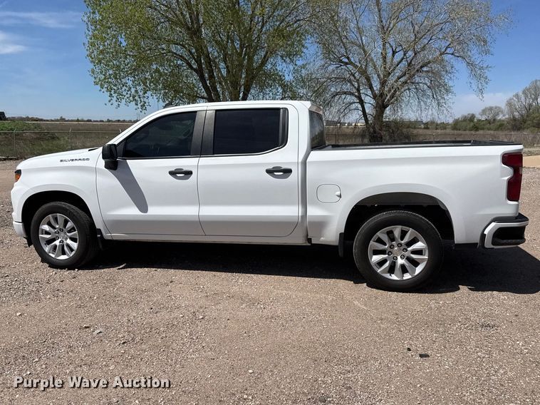 image for item ET1908 2022 Chevrolet Silverado 1500 Crew Cab pickup truck
