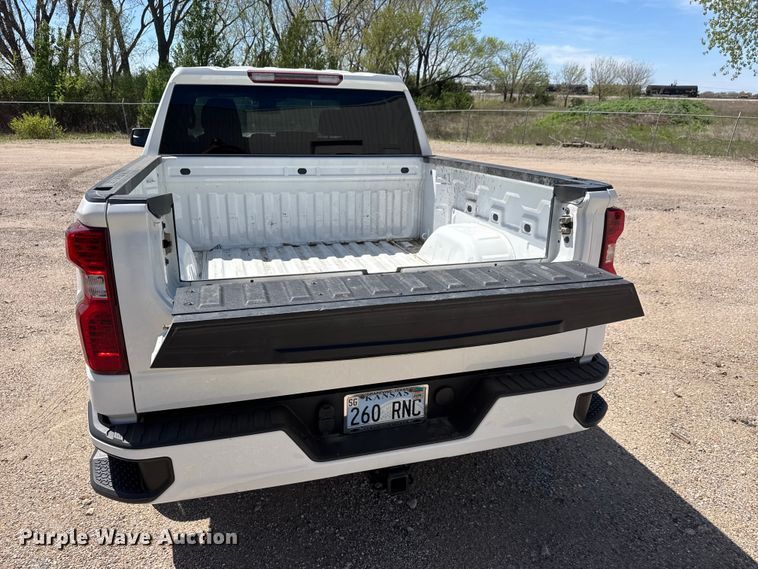 image for item ET1908 2022 Chevrolet Silverado 1500 Crew Cab pickup truck