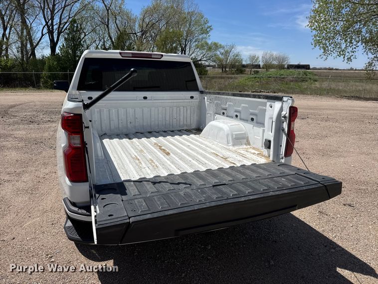 image for item ET1908 2022 Chevrolet Silverado 1500 Crew Cab pickup truck