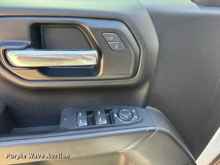 image for item ET1908 2022 Chevrolet Silverado 1500 Crew Cab pickup truck