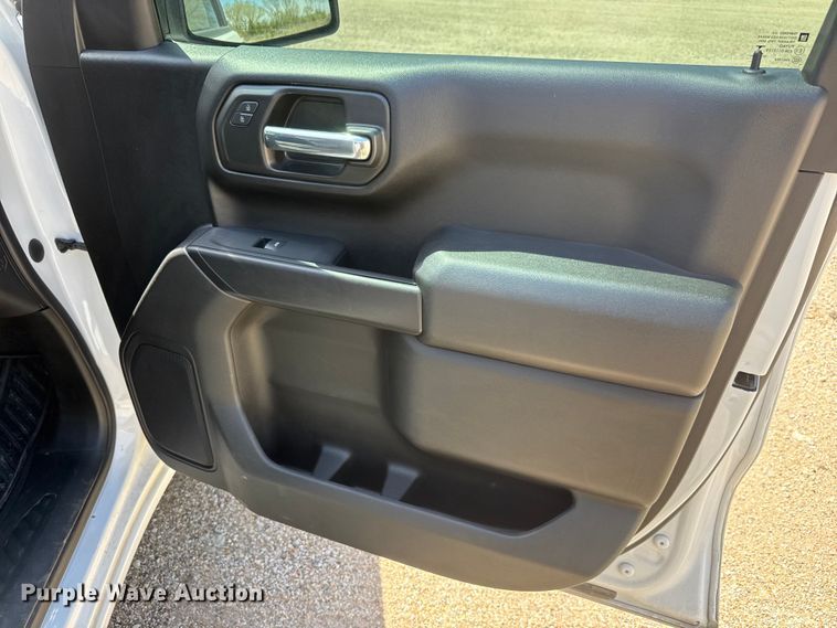 image for item ET1908 2022 Chevrolet Silverado 1500 Crew Cab pickup truck