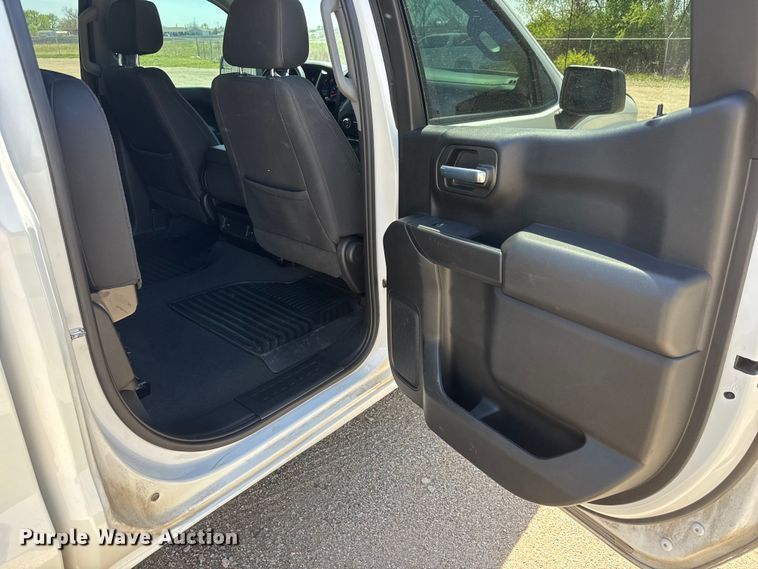 image for item ET1908 2022 Chevrolet Silverado 1500 Crew Cab pickup truck